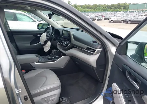 2021 Toyota Highlander Xle z USA, uszkodzony, nr VIN 5TDGZRBH4MS082393